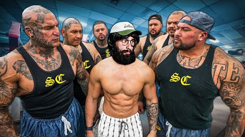 BODYBUILDERS VS CLEANER | Anatoly GYM PRANK🔥😱